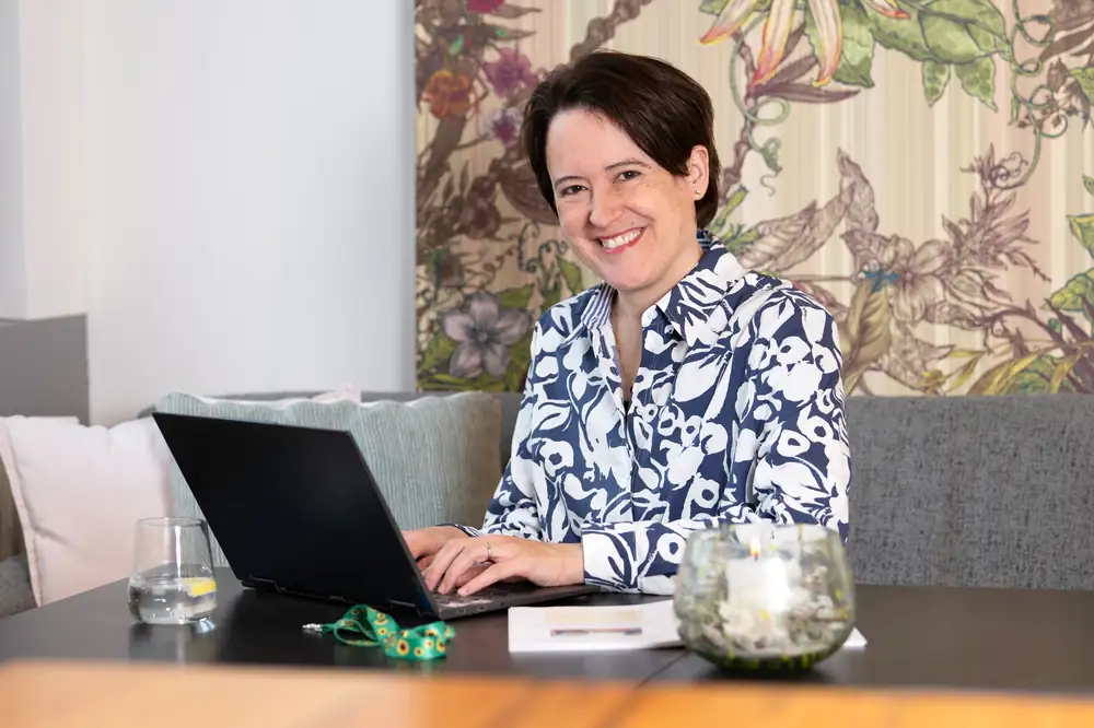Kathy Reinaerts am Laptop arbeitend